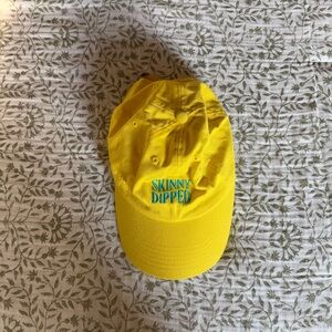 bright & beachy yellow hat 💛🩵✨🐬